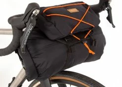 Sacoche De Cintre Restrap Bar Bag - L -magasin de vélo 93VApfzpQSmhoEJZ1CJE 00 Barbag 17L2 1024x1024 b108c22f 4663 4151 8945 ede33adf4651