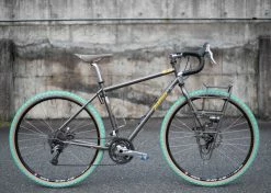 Pneu Sim Works The Homage Tire - Vert X Tan -magasin de vélo PneuSim Works The Homage pneu baroudeur cycles lyon 2