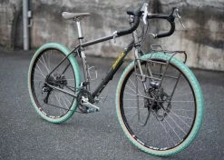 Pneu Sim Works The Homage Tire - Vert X Tan -magasin de vélo PneuSim Works The Homage pneu baroudeur cycles lyon 3