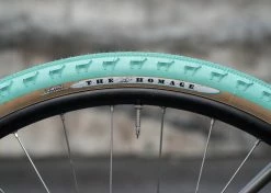 Pneu Sim Works The Homage Tire - Vert X Tan -magasin de vélo PneuSim Works The Homage pneu baroudeur cycles lyon 4