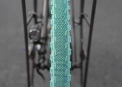 Pneu Sim Works The Homage Tire - Vert X Tan -magasin de vélo PneuSim Works The Homage pneu baroudeur cycles lyon 5