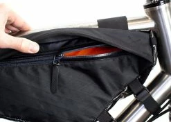 Sacoche De Cadre Restrap Adventure Race 11 Sacoche De Cadre Restrap Adventure Race -magasin de vélo Restrap frame Bag adventure Race aero sacoche de cadre ultra distance baroudeur cycles lyon side zoom