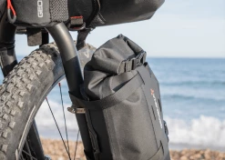 Sacoche De Fourche Geosmina Cargo Cage Fork Bag -magasin de vélo geosmina cargo cage fork bag sacoche de fourche randonnee gravel vtt bikepacking baroudeur cycles lyon 6