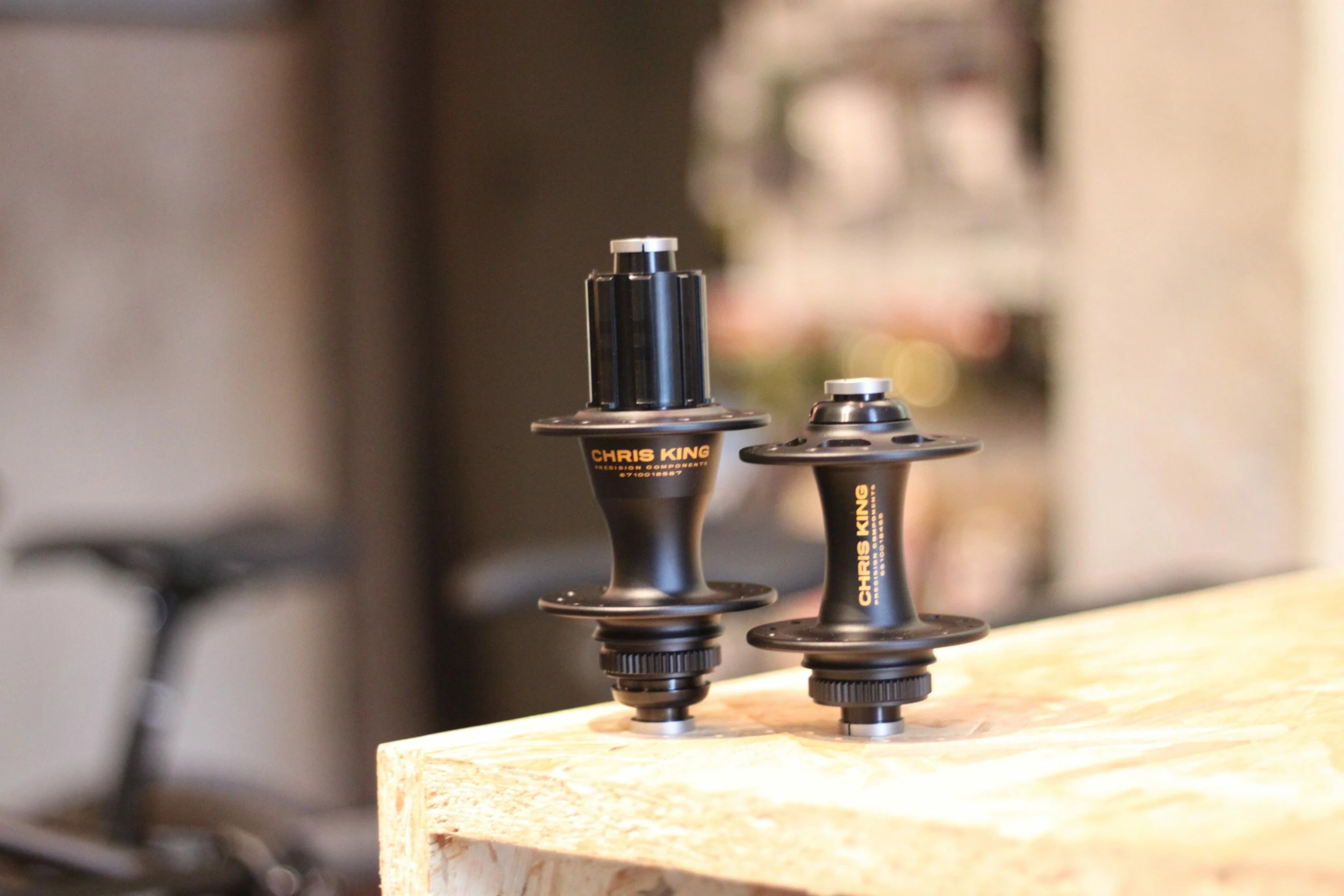 Chris-king Paire De Moyeux Chris King R45D Centerlock Edition Limitée Two Tone Black Gold - 24T 4 Chris-king Paire De Moyeux Chris King R45D Centerlock Edition Limitée Two Tone Black Gold - 24T – Image 2