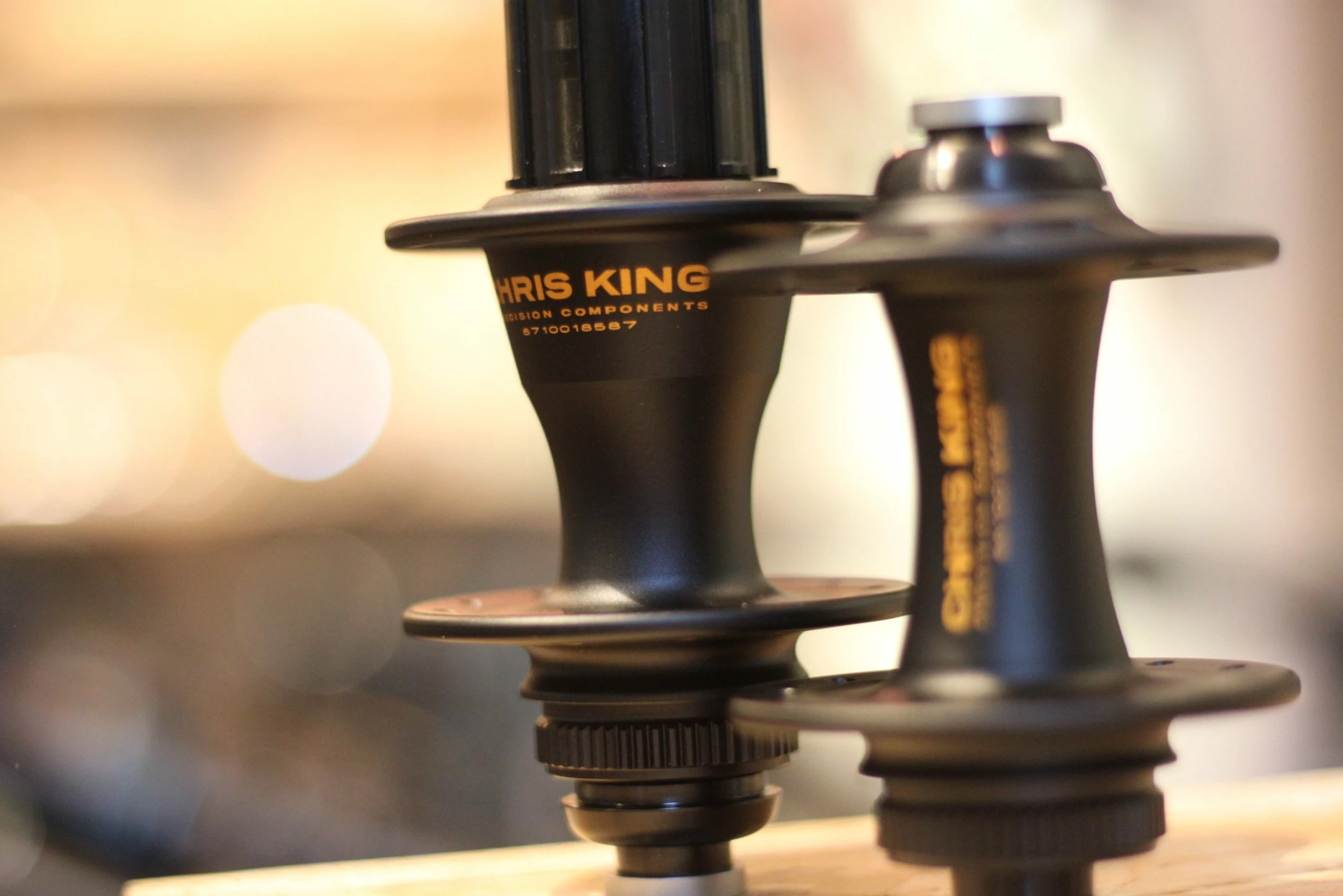 Chris-king Paire De Moyeux Chris King R45D Centerlock Edition Limitée Two Tone Black Gold - 24T 5 Chris-king Paire De Moyeux Chris King R45D Centerlock Edition Limitée Two Tone Black Gold - 24T – Image 3